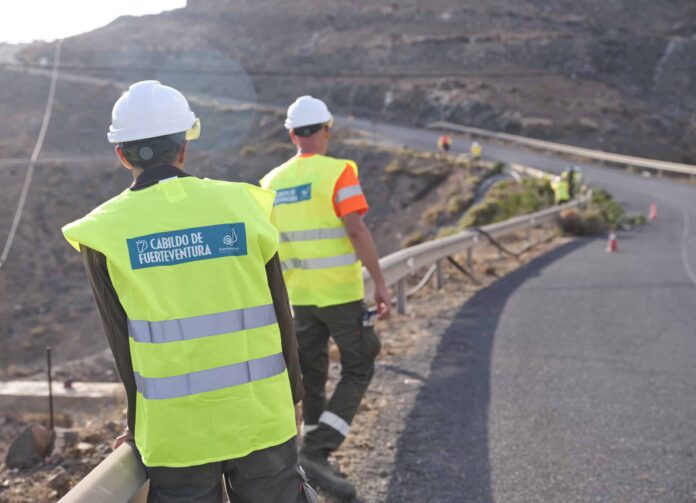 El Cabildo impulsa los trabajos de acondicionamiento y limpieza de la carretera que une el Valle de Santa Inés y Aguas Verdes