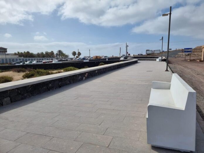 El Ayuntamiento culmina la obra emblemática de la avenida marítima con la instalación del mobiliario urbano