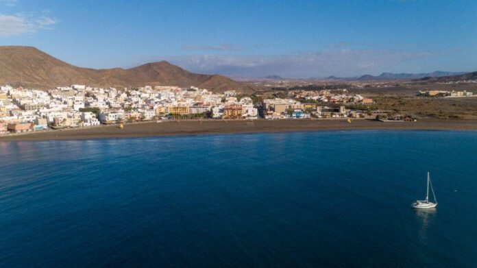 Gran Tarajal mantiene su bandera azul que lucirá en la playa durante el 2023