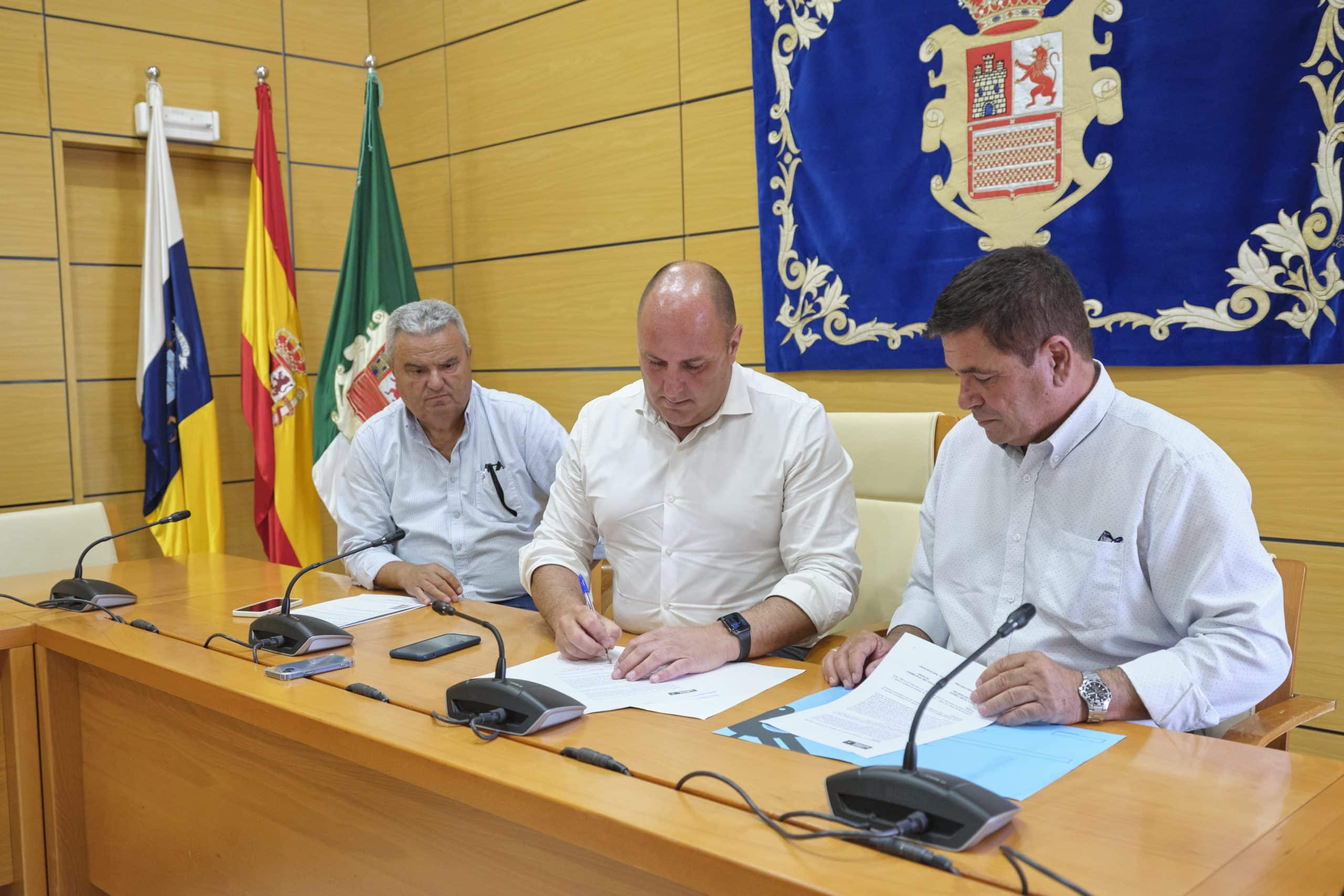 El Cabildo y el Ayuntamiento de Pájara firman un convenio para celebrar el Campeonato Mundial de Windsurf y Wingfoil 2023