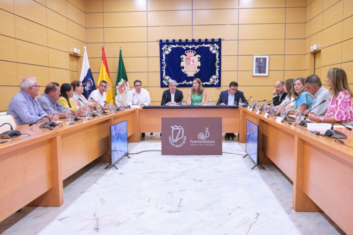 Clavijo traslada el “pleno compromiso” del Gobierno para afrontar la emergencia hídrica en Fuerteventura