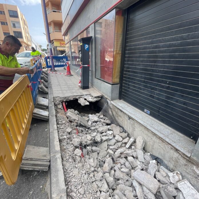 El Ayuntamiento repara una avería en una acera provocada por la rotura de una tubería de agua