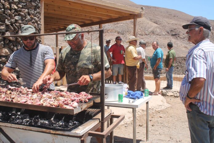 La apañada en el Valle de la Cueva ya se hace bajo sombra de pérgola