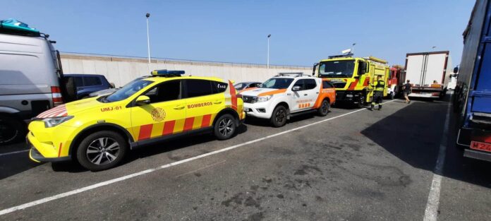 El Cuerpo de Bomberos y Protección Civil de La Oliva colaboran en la extinción del incendio forestal en Tenerife