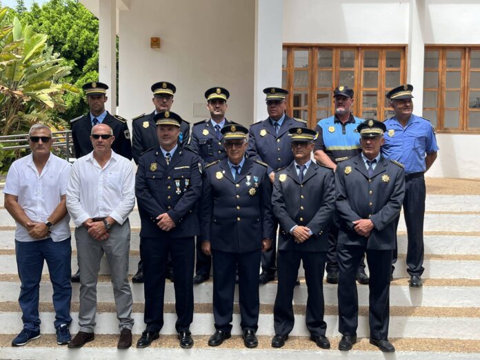 El Ayuntamiento de Pájara reconoce la labor de Esteban Hernández tras casi cuatro décadas como jefe de la Policía Local