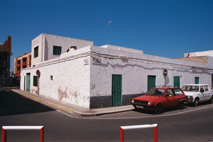 “La fiscalía solicita 4 años de prisión para el expresidente de la autoridad portuaria de las palmas por un delito de estafa en el casco viejo de corralejo”