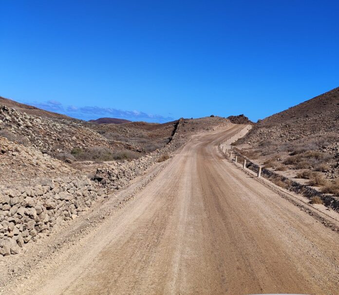 La Oliva intensifica rehabilitación de vías rurales tras el Slalom de tierra en Corralejo