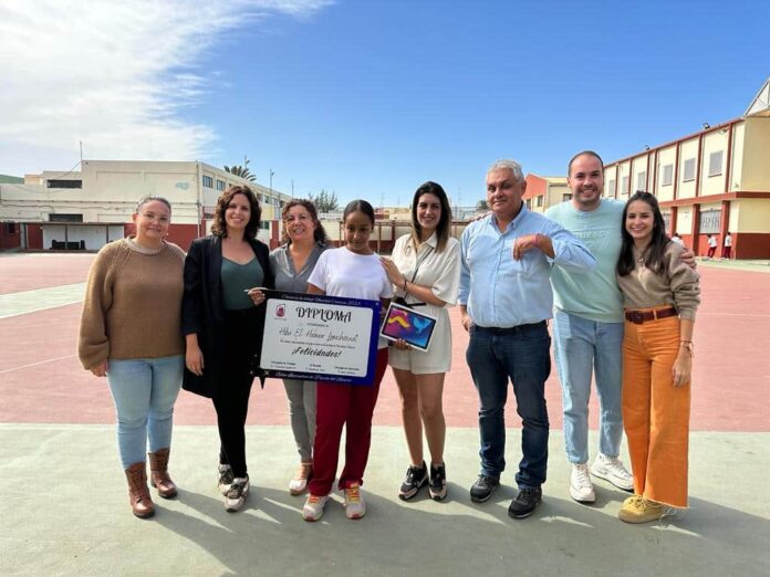 La alumna ganadora del Concurso de Navidad Canaria 2023 verá su obra plasmada en las mochilas de sus compañeros