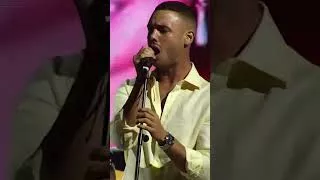 Joel Rodríguez le canta a Floro